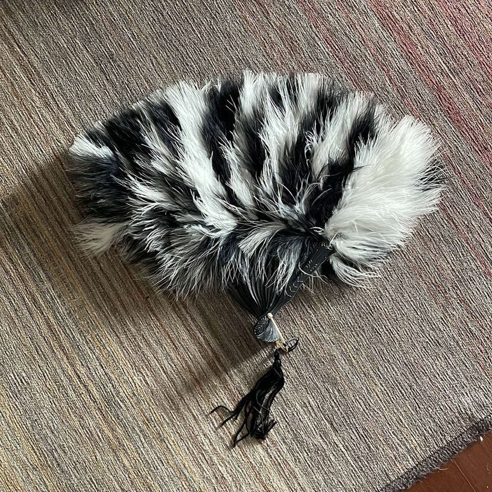Gorgeous black and white fan ! - Picture 2 of 3